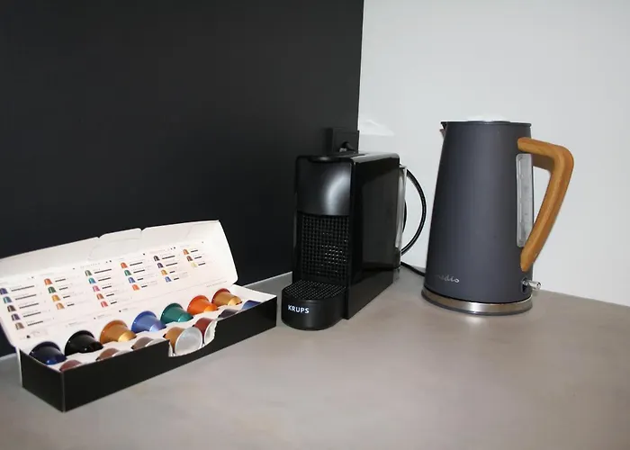 Alojamento de Acomodação e Pequeno-almoço Behind The Tree 3*